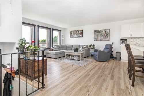 3764 Glenway Road, West Kelowna, BC - Indoor Photo Showing Living Room