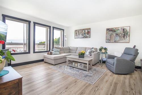 3764 Glenway Road, West Kelowna, BC - Indoor Photo Showing Living Room