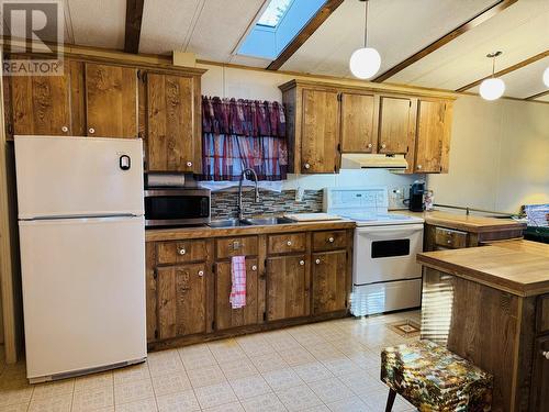 17 770 N 11Th Avenue, Williams Lake, BC - Indoor Photo Showing Kitchen With Double Sink