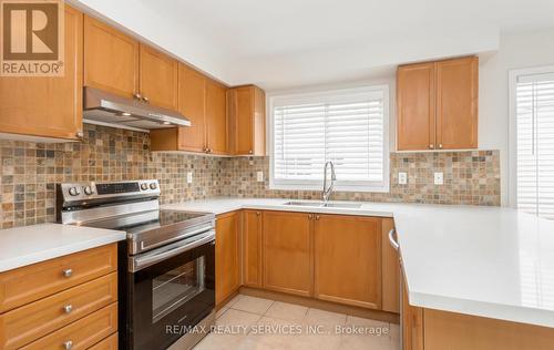 119 Decker Hollow Circle, Brampton, ON - Indoor Photo Showing Kitchen With Double Sink