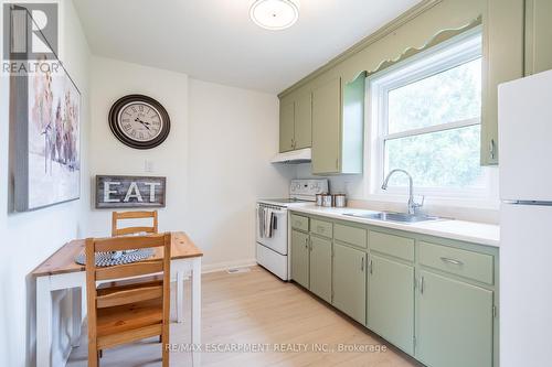 16 Burns Place, Hamilton (Raleigh), ON - Indoor Photo Showing Kitchen