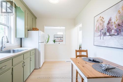 16 Burns Place, Hamilton, ON - Indoor Photo Showing Kitchen