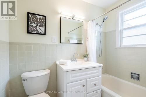 16 Burns Place, Hamilton, ON - Indoor Photo Showing Bathroom