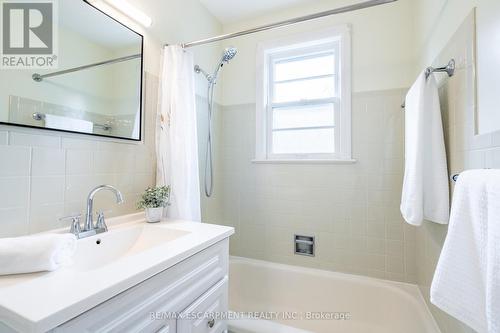 16 Burns Place, Hamilton (Raleigh), ON - Indoor Photo Showing Bathroom