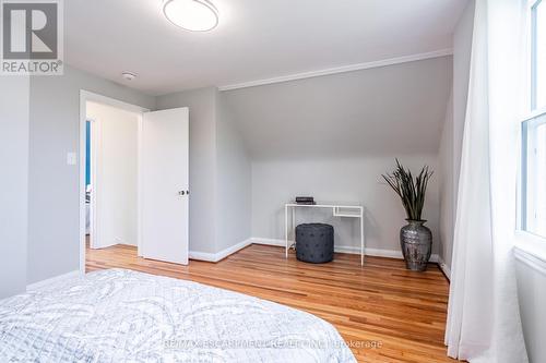 16 Burns Place, Hamilton, ON - Indoor Photo Showing Bedroom