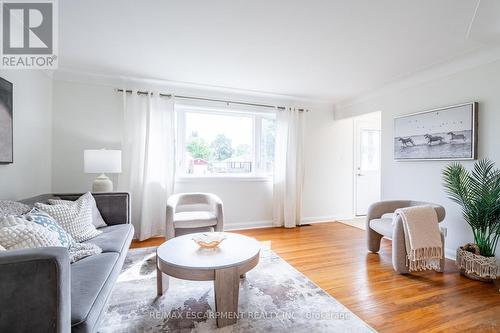 16 Burns Place, Hamilton, ON - Indoor Photo Showing Living Room