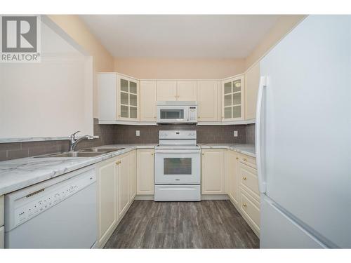 877 Klo Road Unit# 221, Kelowna, BC - Indoor Photo Showing Kitchen With Double Sink