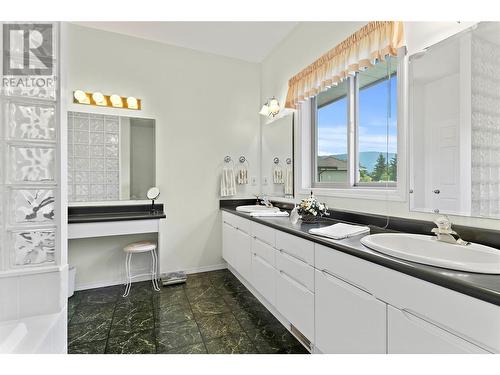 2645 Golf View Place, Blind Bay, BC - Indoor Photo Showing Bathroom