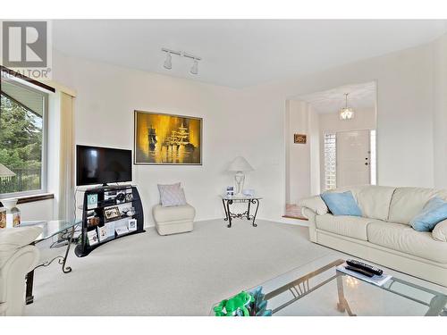 2645 Golf View Place, Blind Bay, BC - Indoor Photo Showing Living Room