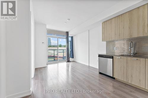 602 - 10 De Boers Drive, Toronto (York University Heights), ON - Indoor Photo Showing Kitchen