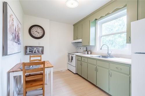 16 Burns Place, Hamilton, ON - Indoor Photo Showing Kitchen