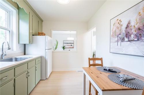 16 Burns Place, Hamilton, ON - Indoor Photo Showing Kitchen