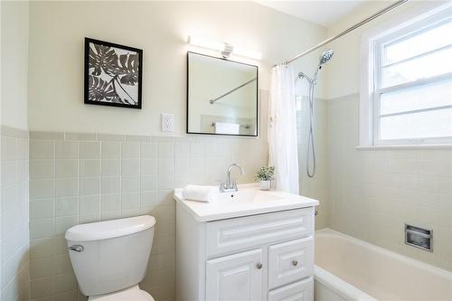 16 Burns Place, Hamilton, ON - Indoor Photo Showing Bathroom