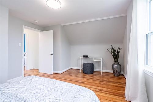 16 Burns Place, Hamilton, ON - Indoor Photo Showing Bedroom