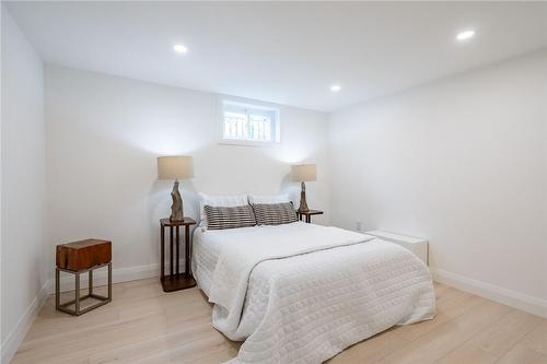 16 Burns Place, Hamilton, ON - Indoor Photo Showing Bedroom