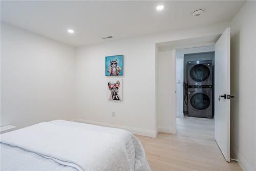 16 Burns Place, Hamilton, ON - Indoor Photo Showing Bedroom