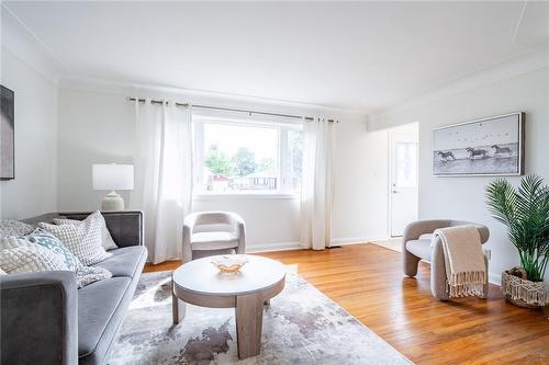 16 Burns Place, Hamilton, ON - Indoor Photo Showing Living Room