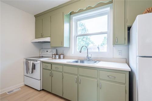 16 Burns Place, Hamilton, ON - Indoor Photo Showing Kitchen