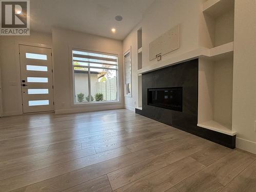 840 Wardlaw Avenue Unit# 4, Kelowna, BC - Indoor Photo Showing Living Room With Fireplace