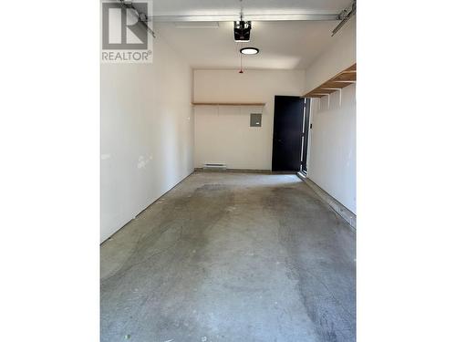 840 Wardlaw Avenue Unit# 4, Kelowna, BC - Indoor Photo Showing Garage