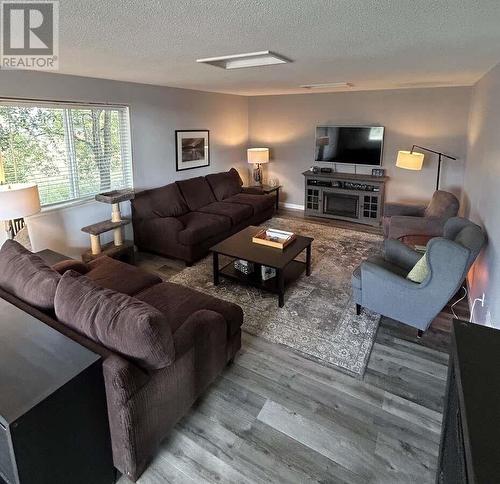 1250 9Th Avenue, Valemount, BC - Indoor Photo Showing Living Room