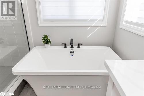 45 Wood Crescent, Essa (Angus), ON - Indoor Photo Showing Bathroom