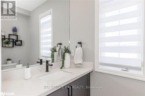 45 Wood Crescent, Essa, ON - Indoor Photo Showing Bathroom