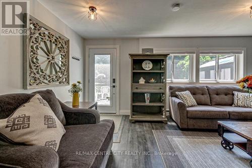 4504 East Road, Central Elgin (Port Stanley), ON - Indoor Photo Showing Living Room