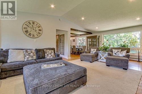 4504 East Road, Central Elgin (Port Stanley), ON - Indoor Photo Showing Living Room