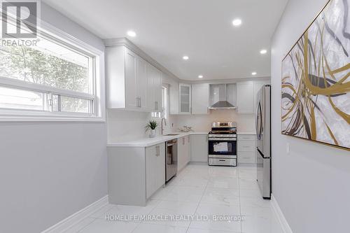 62 Elgin Drive, Brampton, ON - Indoor Photo Showing Kitchen With Upgraded Kitchen