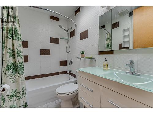 2303 19 Street, Vernon, BC - Indoor Photo Showing Bathroom