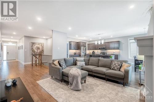 734 Meadowridge Circle, Ottawa, ON - Indoor Photo Showing Living Room