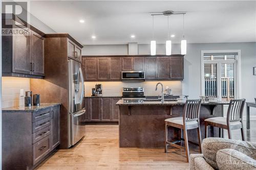 734 Meadowridge Circle, Ottawa, ON - Indoor Photo Showing Kitchen With Upgraded Kitchen