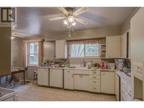 1561 70 Street Se, Salmon Arm, BC - Indoor Photo Showing Kitchen