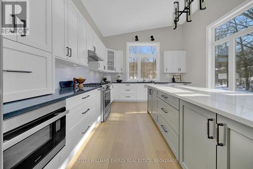 85 Cedar Lane, Prince Edward County (Hallowell), ON - Indoor Photo Showing Kitchen With Upgraded Kitchen