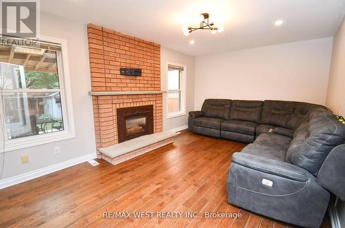 25 Meadowlark Road, Barrie (Cundles East), ON - Indoor Photo Showing Living Room With Fireplace