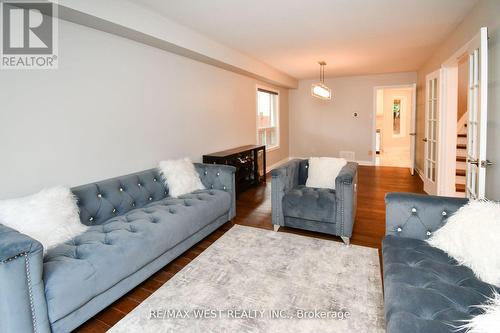 25 Meadowlark Road, Barrie (Cundles East), ON - Indoor Photo Showing Living Room