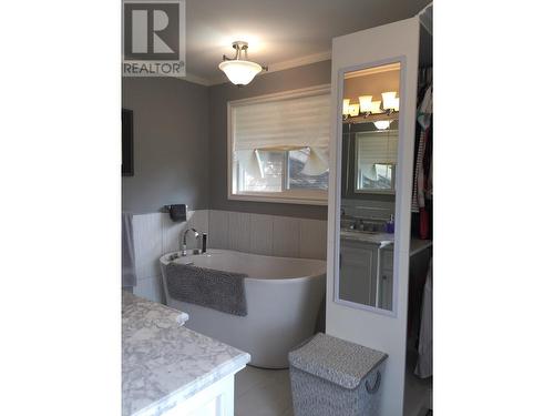 1131 Chimney Valley Road, Williams Lake, BC - Indoor Photo Showing Bathroom