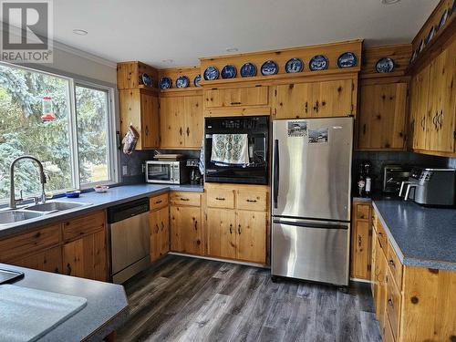 1131 Chimney Valley Road, Williams Lake, BC - Indoor Photo Showing Kitchen With Double Sink