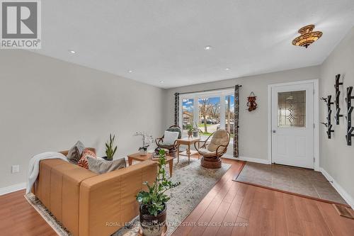 32 Braeheid Avenue, Hamilton (Waterdown), ON - Indoor Photo Showing Living Room