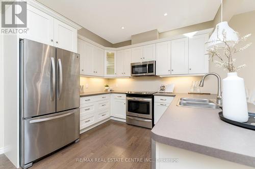 16 Guthrie Lane, Guelph/Eramosa (Rockwood), ON - Indoor Photo Showing Kitchen With Double Sink With Upgraded Kitchen