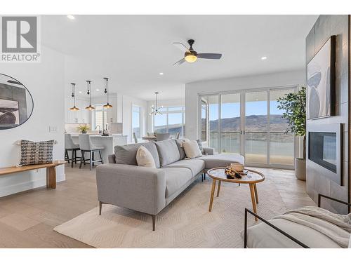 6046 Gerrie Road, Peachland, BC - Indoor Photo Showing Living Room