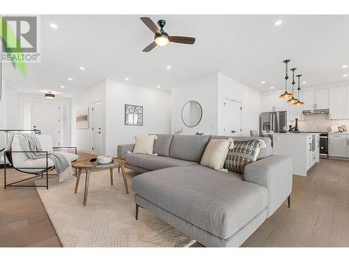 6046 Gerrie Road, Peachland, BC - Indoor Photo Showing Living Room