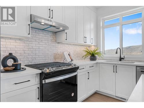 6046 Gerrie Road, Peachland, BC - Indoor Photo Showing Kitchen With Upgraded Kitchen