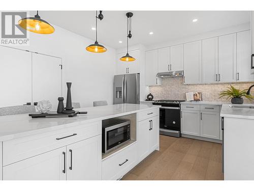 6046 Gerrie Road, Peachland, BC - Indoor Photo Showing Kitchen With Upgraded Kitchen