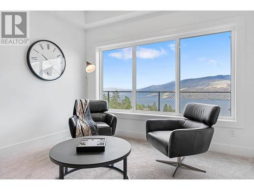 6046 Gerrie Road, Peachland, BC - Indoor Photo Showing Living Room