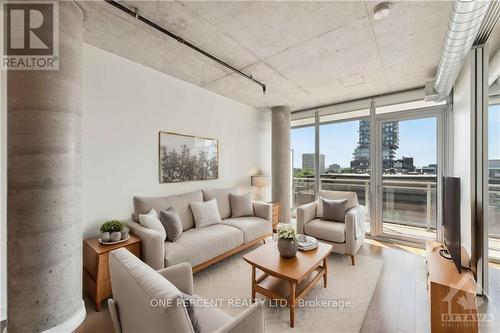 618 - 360 Mcleod Street, Ottawa, ON - Indoor Photo Showing Living Room