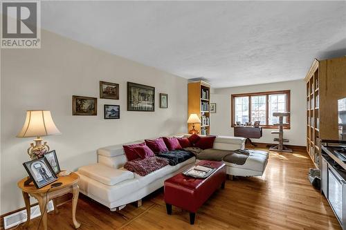 1601 Queen Street, Cornwall, ON - Indoor Photo Showing Living Room