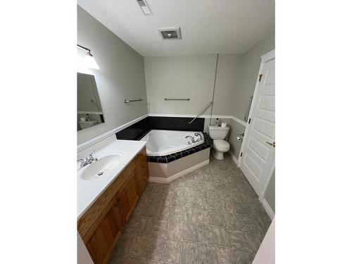 4004 Highway 3, Erickson, BC - Indoor Photo Showing Bathroom