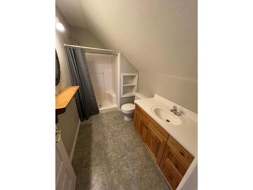 4004 Highway 3, Erickson, BC - Indoor Photo Showing Bathroom